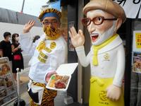 プロデュースする「から揚げの天才」関西１号店をＰＲするテリー伊藤＝尼崎市内