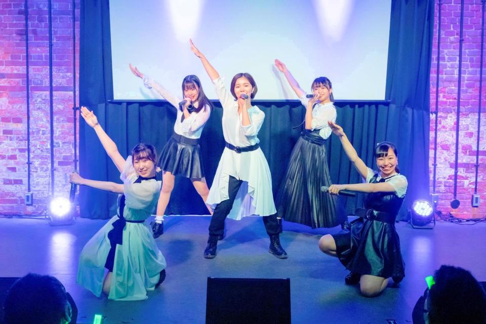 １曲限りの卒業ライブを行った花城沙弥（左から３人目）らＳＯ．ＯＮ　ｐｒｏｊｅｃｔの卒業メンバー＝神戸市内