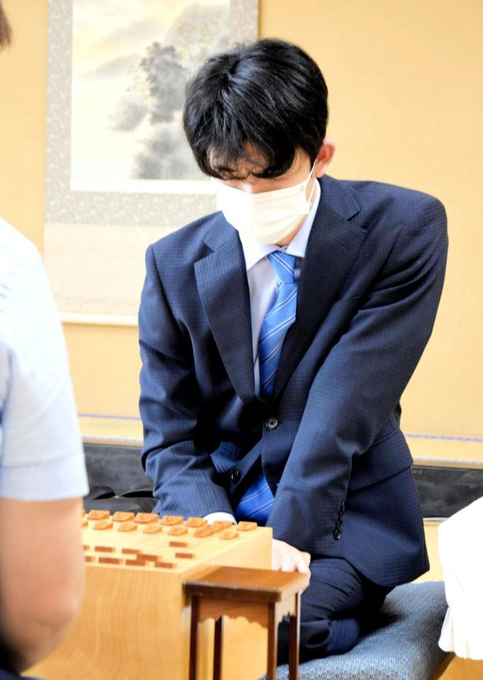 第33期竜王戦決勝トーナメントで丸山忠久九段と対局する藤井聡太棋聖（日本将棋連盟提供）