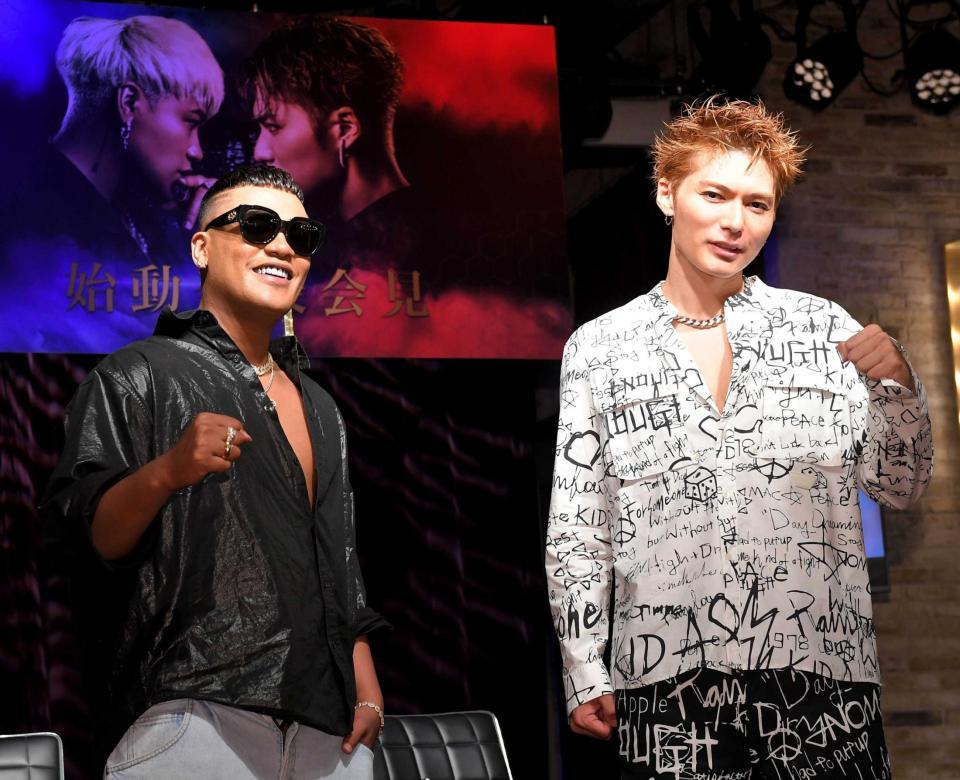 　「ＫＩＮＧ＆ＫＩＮＧ」の始動発表会見に登場したＣｒａｚｙＢｏｙ（左）とＥＸＩＬＥ　ＳＨＯＫＩＣＨＩ＝羽田空港（撮影・高石航平）
