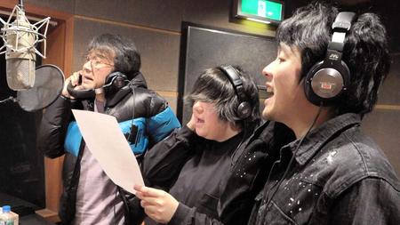 親子でレコーディングを行う（左から）前川清、侑那、紘毅　