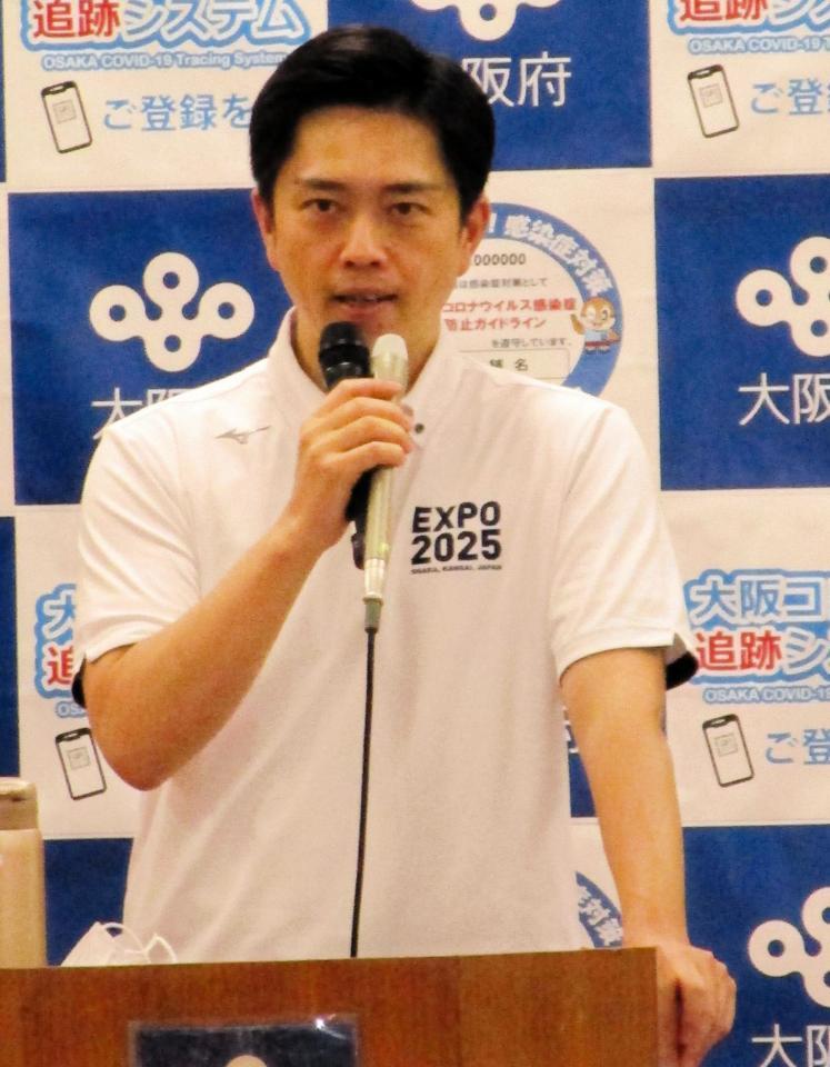 　定例会見する吉村洋文大阪府知事＝大阪府庁