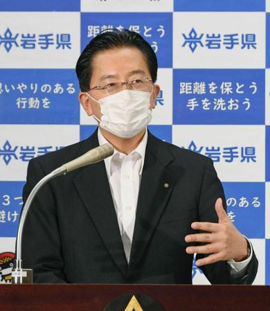 　岩手県内で初となる新型コロナウイルス感染者が確認され、記者会見する達増拓也知事＝岩手県庁