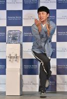 ワシのポーズを披露するアンジャッシュ・児嶋一哉＝東京・赤坂のベクトルスタジオ（撮影・伊藤笙子）