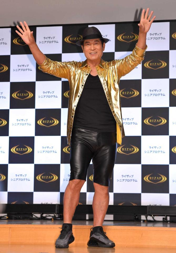 　軽やかにサンバを踊る松平健＝東京・品川（撮影・出月俊成）