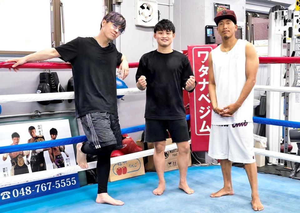 　新曲への思いを語ったＴＡＫ-Ｚ（左）とＭＶに出演したＷＢＡ世界ライトフライ級スーパー王者の京口紘人（中央）、ＷＡＴＡＲＵ
