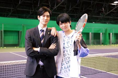 　「ＳＵＩＴＳ／スーツ２」にテニス選手役でゲスト出演し、先輩の中島裕翔（左）と初共演する高橋優斗