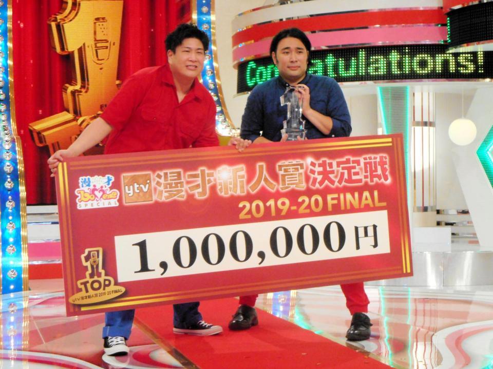 ｙｔｖ漫才新人賞決定戦で優勝したビスケットブラザーズのきん（左）と原田＝大阪・読売テレビ