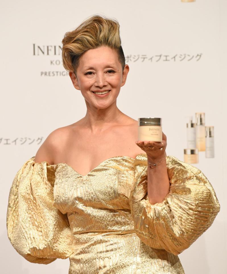 夏木マリ 歳を重ねることをポジティブに 変わらぬボディ ゴールドドレスで登場 芸能 デイリースポーツ Online
