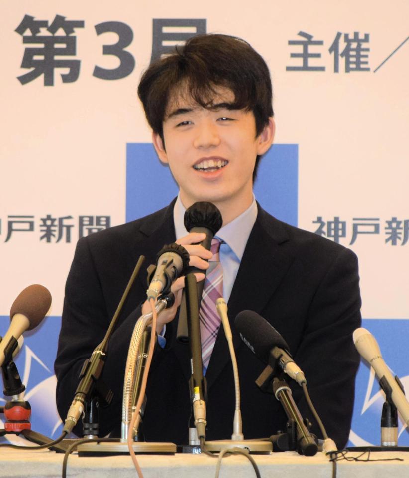 前日会見でリラックスした笑顔を見せる藤井聡太棋聖＝兵庫県神戸市の有馬グランドホテル
