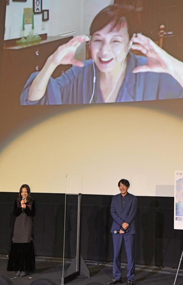 イベントに登場した清原果耶（左）、藤井道人監督とアメリカからリモートで参加した桃井かおり（上）＝新宿バルト９（撮影・三好信也）