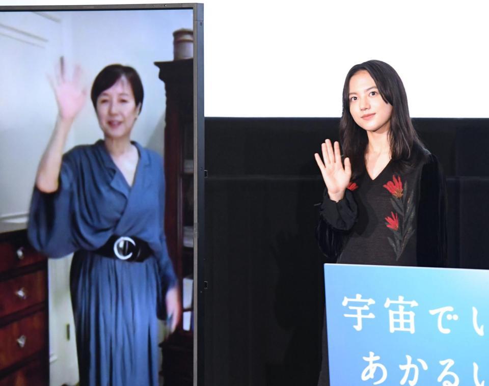 フォトセッションで手を振る清原果耶（右）とリモートで参加した桃井かおり＝東京・新宿バルト９（撮影・三好信也）