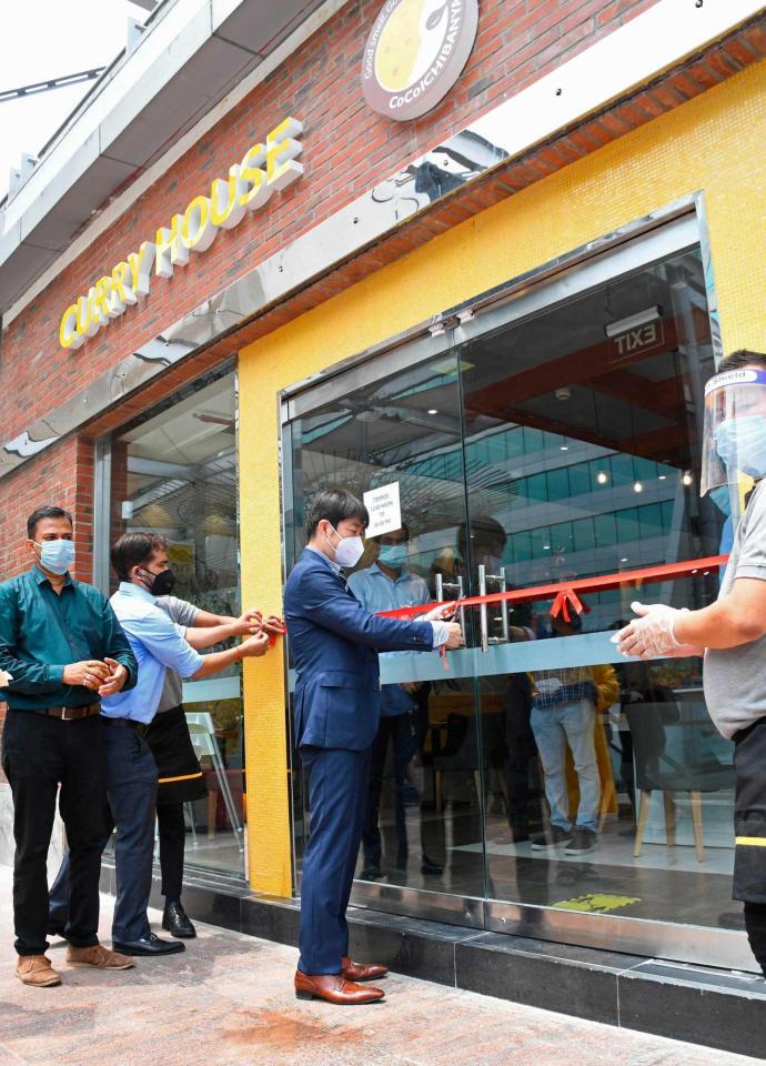 　ニューデリー近郊で「カレーハウスＣｏＣｏ壱番屋」のインド１号店で開店のテープカットをする関係者
