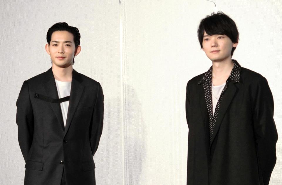 　映画「リスタートはただいまのあとで」の記者会見に登場した古川雄輝（右）と竜星涼＝都内