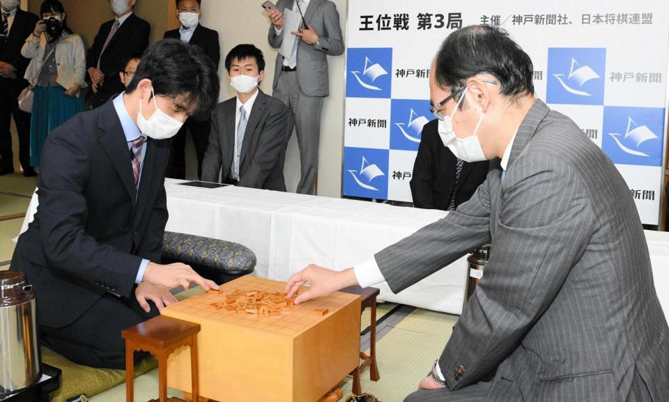 　前日検分を行う藤井棋聖（左）と木村一基王位