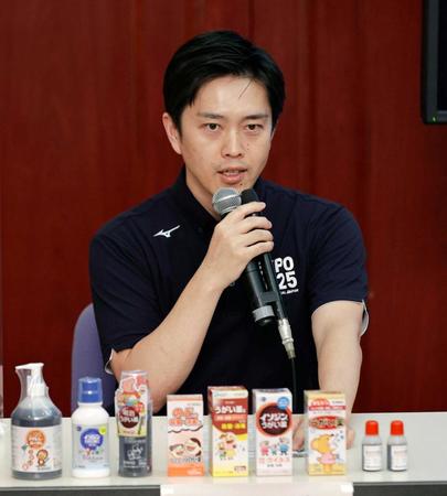 　記者会見でうがい薬の使用を呼び掛ける大阪府の吉村洋文知事＝大阪市