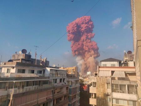 　４日、レバノン・ベイルートで爆発後、立ち上る煙（Ｔａｌａｌ　Ｔｒａｂｏｕｌｓｉ提供、ロイター＝共同）