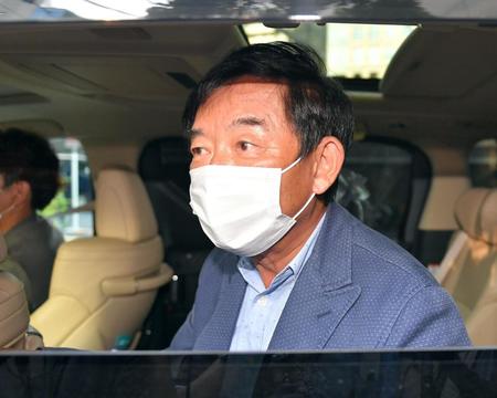 報道陣の直撃取材に車の窓を開けて答える石田純一＝東京・浜松町の文化放送（撮影・出月俊成）