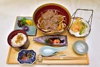 　藤井棋聖の昼食「肉うどん膳」（日本将棋連盟提供）
