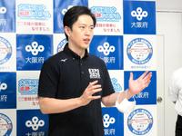 　６日、囲み取材に応じた吉村洋文大阪府知事＝府庁