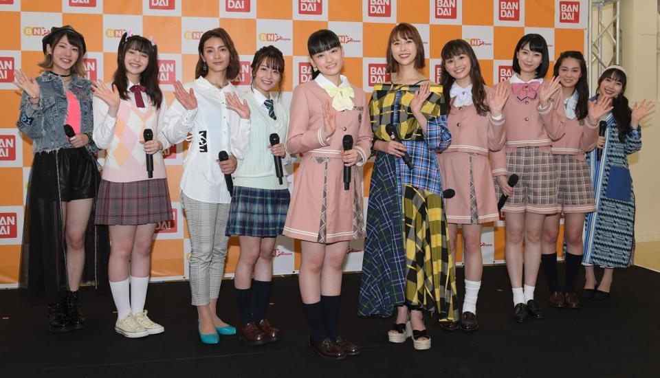 　笑顔で手を振る（左から）宇野愛海、エイミー、秋元才加、瑞季、伊達花彩、玉井詩織、小椋梨央、長尾寧音、渡辺璃音、羽野瑠華＝都内