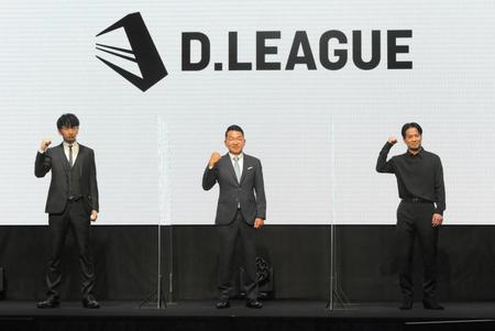 フォトセッションでポーズを決める（左から）代表取締役ＣＯＯの神田勘太朗、代表取締役ＣＥＯの平野岳史、ＥＸＩＬＥ　ＨＩＲＯ（撮影・堀内翔）