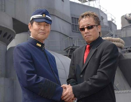 　映画「男たちの大和」の撮影で長渕剛（左）と握手をかわす渡哲也さん＝２００５年５月