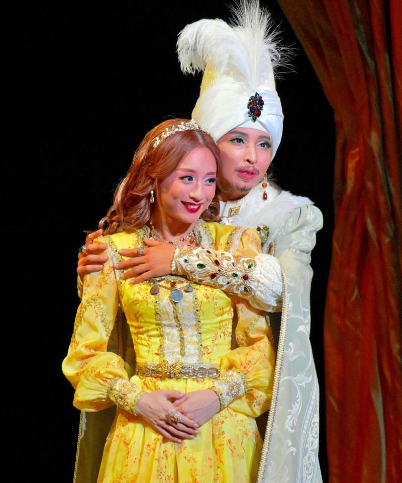 「壮麗帝」で主演する桜木みなと（右）とヒロインの遥羽らら＝梅田芸術劇場シアター・ドラマシティ