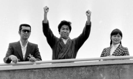 　入院している病院の屋上から姿を見せた石原裕次郎さんに付き添う渡哲也さん（左）＝１９８１年６月