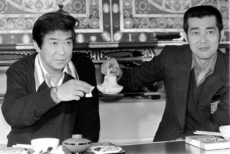 　石原裕次郎さん（左）に酒をつぐ＝１９８１年１０月