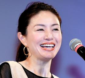 井川遥　美背中大胆見せの黒ワンピ「凛として素敵」「美しい…言葉失う」と反響