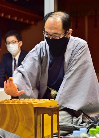 　王位戦第４局に臨む木村一基王位（日本将棋連盟提供）