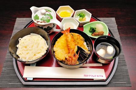 　藤井棋聖が注文した「玄海産車海老と九州産野菜の天丼と冷やし能古うどんのセット」