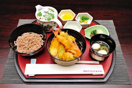　木村王位が注文した「玄海産車海老と九州産野菜の天丼とぶっかけおろしそばのセット」