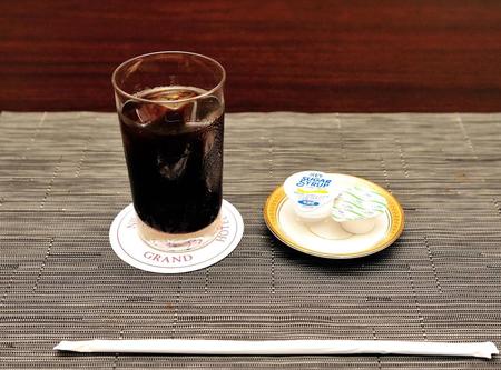 　木村王位の午前のおやつ「アイスコーヒー」（日本将棋連盟提供）