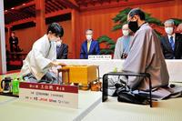 　木村一基王位と藤井聡太棋聖による王位戦第四局が始まる（提供・日本将棋連盟）