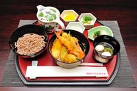 　木村王位が注文した「玄海産車海老と九州産野菜の天丼とぶっかけおろしそばのセット」