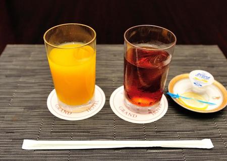 藤井棋聖の午後のおやつ「アイスティー」と「オレンジジュース」（日本将棋連盟提供）