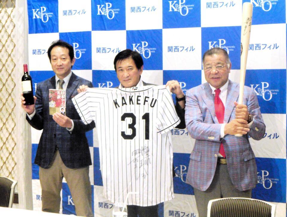 　会見に出席した（右から）掛布雅之氏、関西フィル首席指揮者の藤岡幸夫氏、辰巳琢郎＝大阪市内のホテル