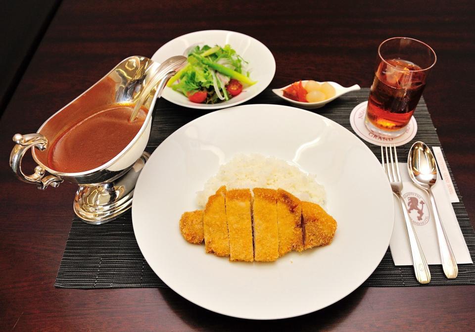 木村王位の昼食「糸島ポークカツカレー（サラダつき）ライス少なめ」（日本将棋連盟提供）