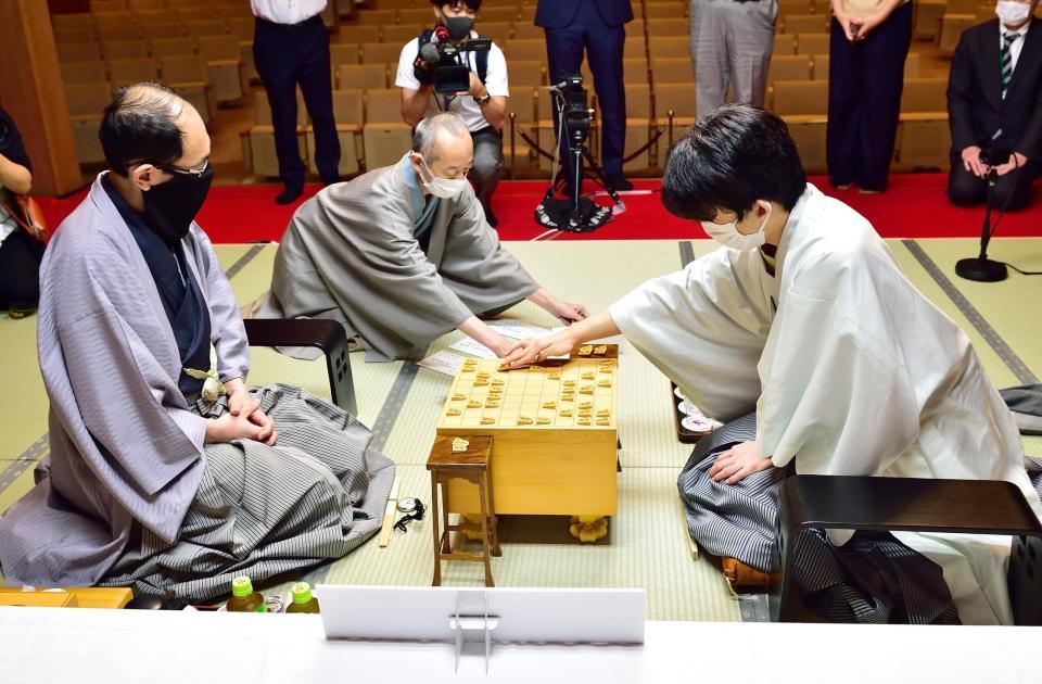 封じ手の「△８七同飛成」を指す藤井棋聖（右）＝日本将棋連盟提供