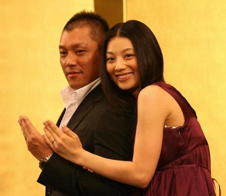 　０７年８月、結婚報告会見を行う坂田亘（左）と小池栄子夫妻