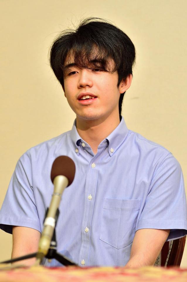 一夜明け会見に臨んだ藤井聡太新王位＝福岡市内（日本将棋連盟提供）