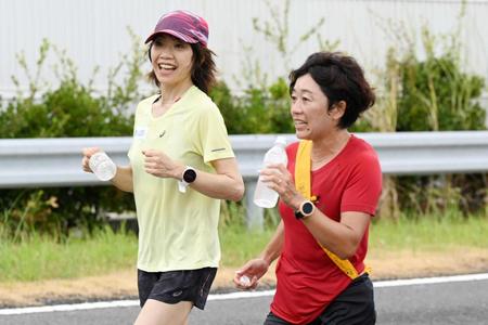 　「募金ラン」で野口みずきさん（右）と走る高橋尚子さん