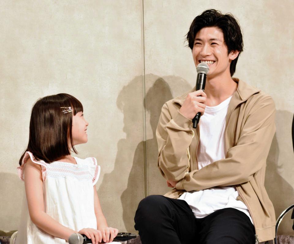 笑い合う稲垣来泉（左）、三浦春馬さん（２０１９年７月１１日撮影）