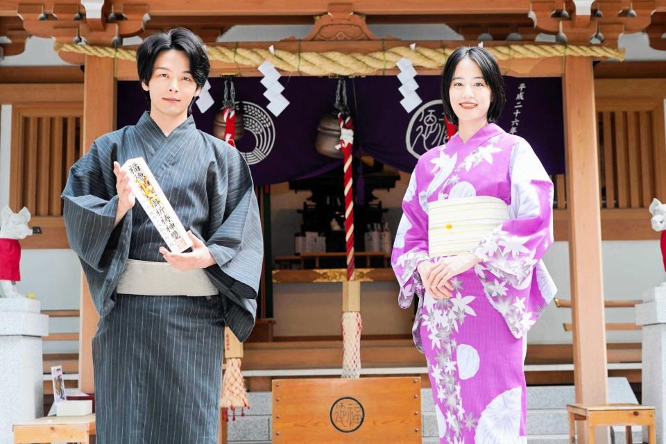 　大当たり祈願を行った中村倫也（左）と石橋静河＝東京・日本橋福徳神社