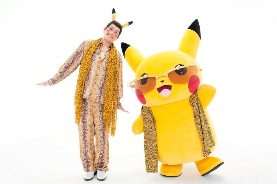 　ピカチュウ（右）とコラボしたピコ太郎（Ｃ）２０２０　Ｐｏｋｅｍｏｎ．　（Ｃ）１９９５２０２０　Ｎｉｎｔｅｎｄｏ／Ｃｒｅａｔｕｒｅｓ　Ｉｎｃ．　／ＧＡＭＥ　ＦＲＥＡＫ　ｉｎｃ．