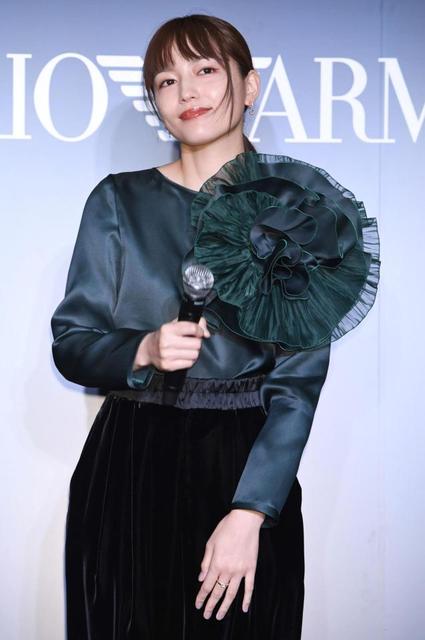 川口春奈 エンポリオアルマーニ１１年ぶり日本女優広告に…大きな花が