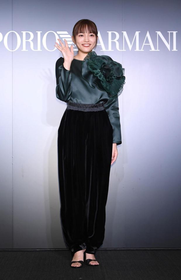 川口春奈 大きな花が華やかブラウス 黒パンツ 全身エンポリオアルマーニのお値段は 芸能 デイリースポーツ Online