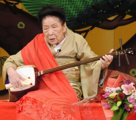 「初舞台から８０年を祝う会」で三味線を披露する内海桂子さん＝２０１８年１１月２８日